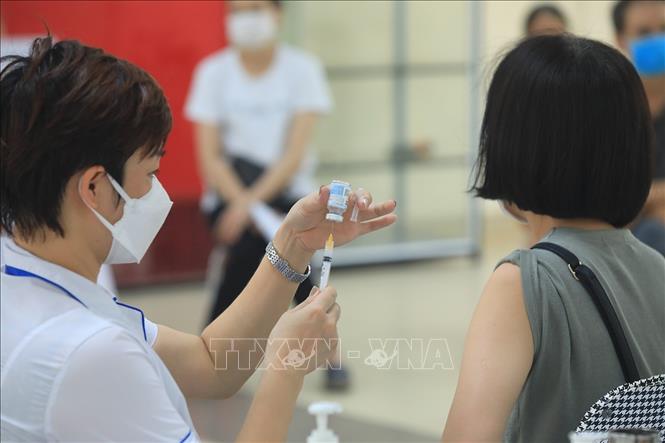 Người dân tiêm vắc-xin phòng COVID-19. Ảnh: TTXVN