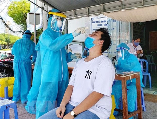 Việt Nam ghi nhận 12.096 ca mắc mới COVID-19 và thêm 335 ca tử vong Lấy mẫu xét nghiệm SARS-CoV-2. Ảnh: TTXVN