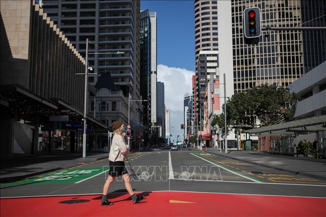 Cảnh vắng vẻ tại một tuyến phố ở Auckland, New Zealand khi lệnh phong tỏa được áp dụng để phòng chống dịch COVID-19, ngày 18-8-2021. Ảnh: THX/TTXVN