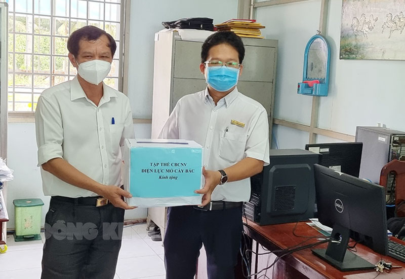 Điện lực Mỏ Cày Bắc tặng quà ủng hộ phòng, chống dịch Covid-19 Phó giám đốc Điện lực Mỏ Cày Bắc Trần Bảo Quyết tặng quà tại Trung tâm Y tế huyện.