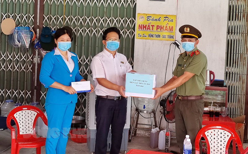 Điện lực Mỏ Cày Bắc tặng quà ủng hộ phòng, chống dịch Covid-19 Phó giám đốc Điện lực Mỏ Cày Bắc Trần Bảo Quyết tặng quà chốt kiểm soát tại Km 19+100, QL60, ấp Thanh Sơn 3, xã Thanh Tân.