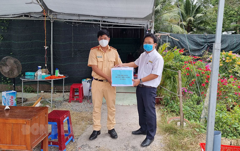 Điện lực Mỏ Cày Bắc tặng quà ủng hộ phòng, chống dịch Covid-19 Phó giám đốc Điện lực Mỏ Cày Bắc Trần Bảo Quyết tặng quà chốt kiểm soát tại Km 35+500, QL57, ấp Cái Tắc, xã Hưng Khánh Trung A.