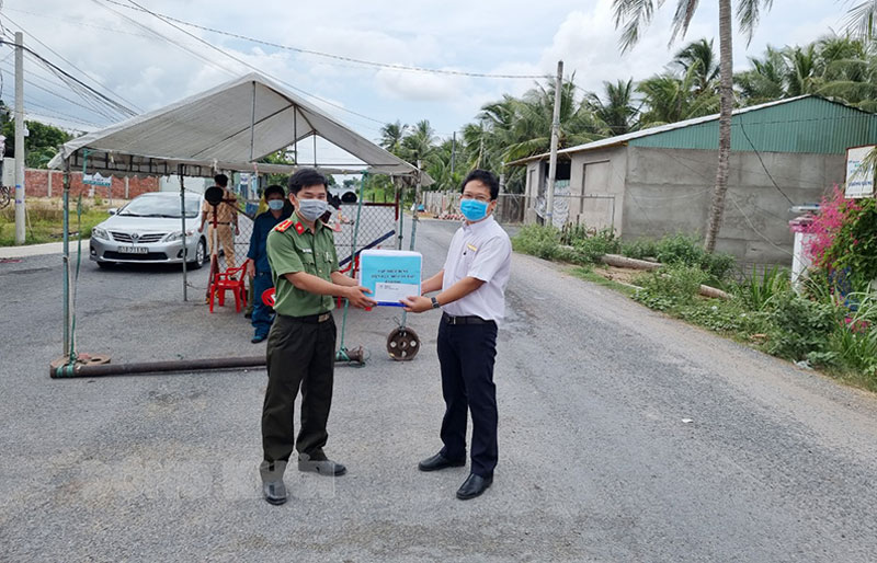 Điện lực Mỏ Cày Bắc tặng quà ủng hộ phòng, chống dịch Covid-19 Phó giám đốc Điện lực Mỏ Cày Bắc Trần Bảo Quyết tặng quà chốt kiểm soát tại Km 45 + 900, QL57, ấp Tân Đức B, xã Tân Bình.