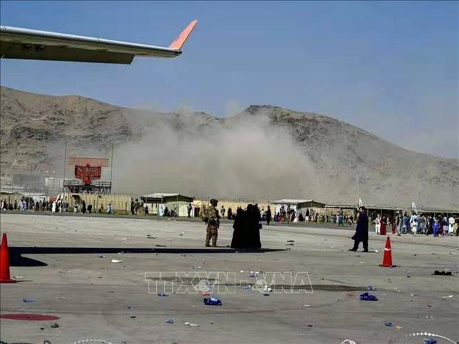 Khói bốc lên gần hiện trường vụ nổ ở sân bay Kabul, nơi đang diễn ra hoạt động sơ tán gấp rút công dân các nước khỏi Afghanistan, ngày 26-8-2021. Ảnh: THX/TTXVN