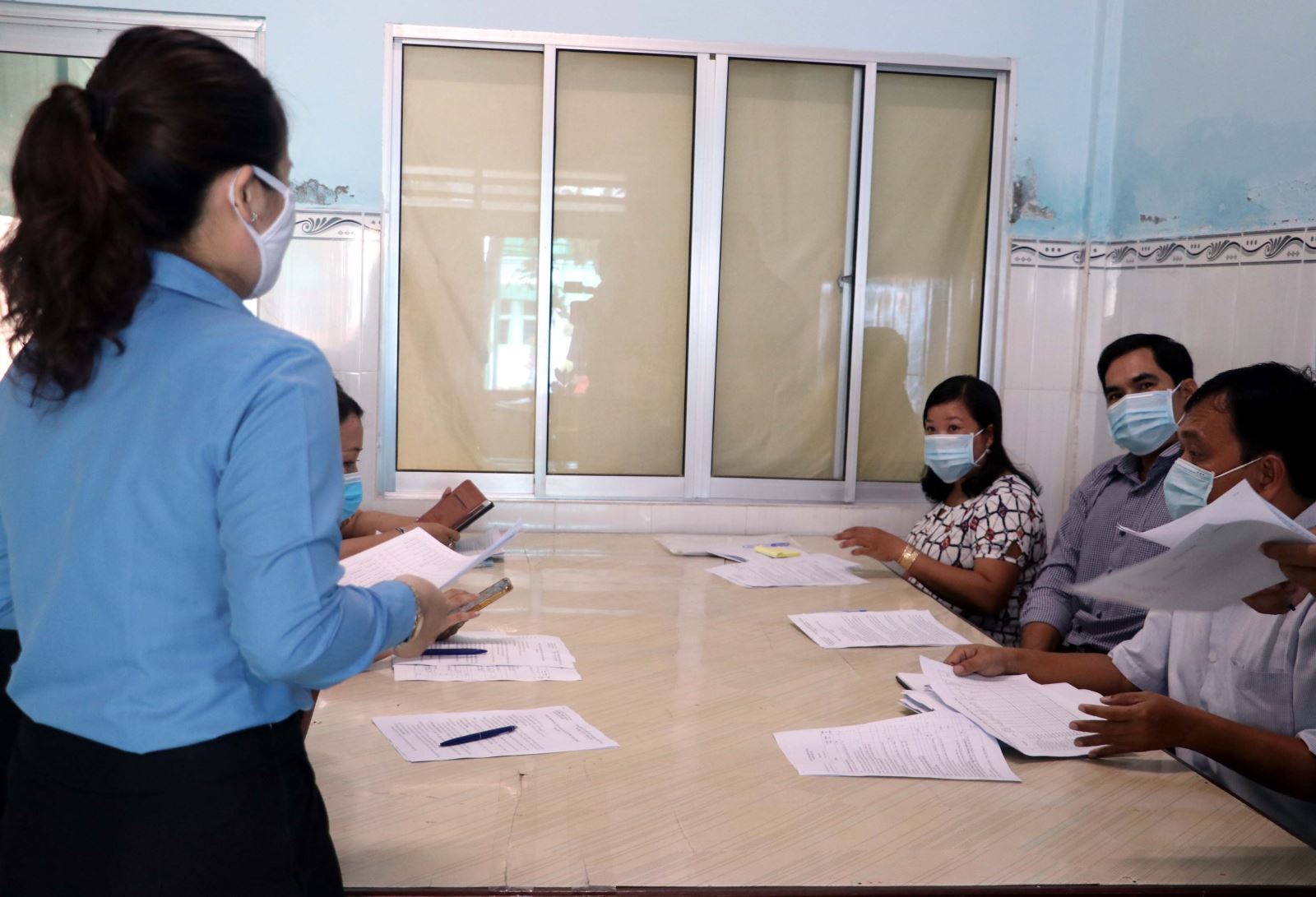 Những quy định mới sẽ có hiệu lực từ tháng 9 Cán bộ Bảo hiểm xã hội tỉnh Sóc Trăng tuyên truyền và hướng dẫn cài đặt ứng dụng VssID cho các đơn vị, cá nhân trên địa bàn tỉnh. Ảnh: Trung Hiếu/TTXVN
