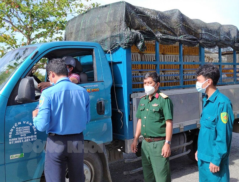 Cán bộ, chiến sĩ Ban Chỉ huy Quân sự huyện Chợ Lách tham gia kiểm soát chặt chẽ phương tiện ra vào địa bàn huyện. Ảnh: Thanh Tân