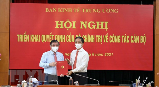 Ông Nguyễn Thành Phong nhậm chức Phó trưởng Ban Kinh tế Trung ương Ông Trần Tuấn Anh, Ủy viên Bộ Chính trị, Trưởng Ban Kinh tế Trung ương trao quyết định cho ông Nguyễn Thành Phong. Ảnh: Phương Hoa/TTXVN