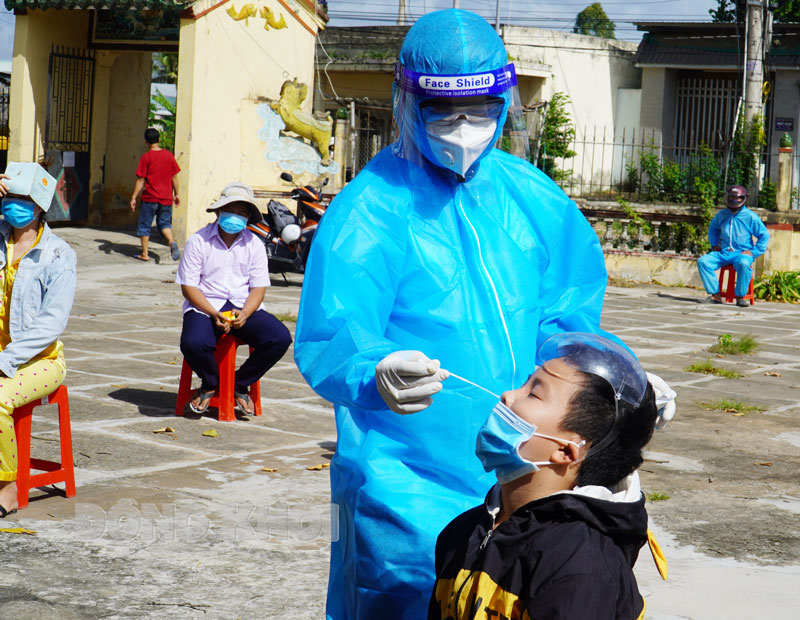 Test nhanh tầm soát Covid-19 tại huyện Ba Tri.