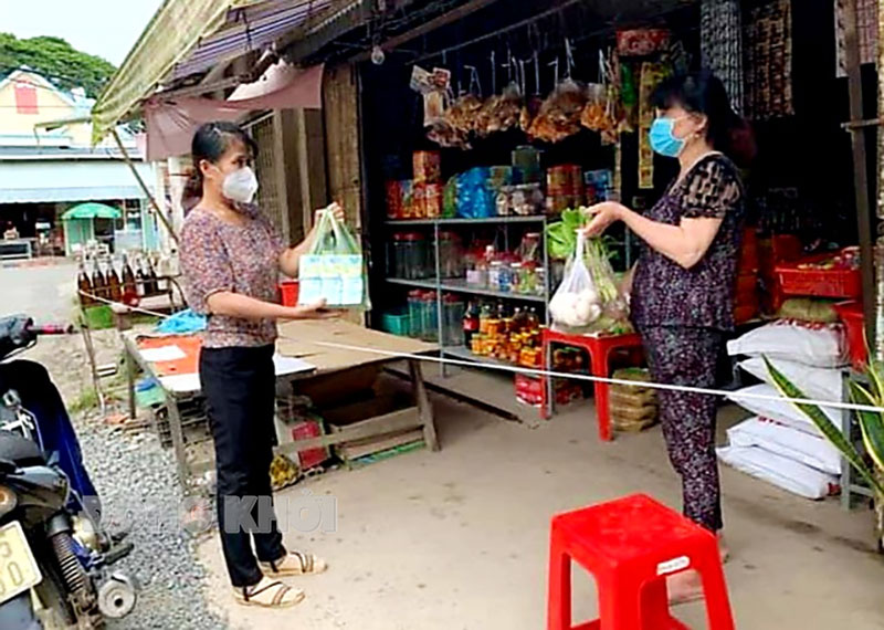 Hội viên phụ nữ trao đổi nông sản, hàng hóa cùng nhau.