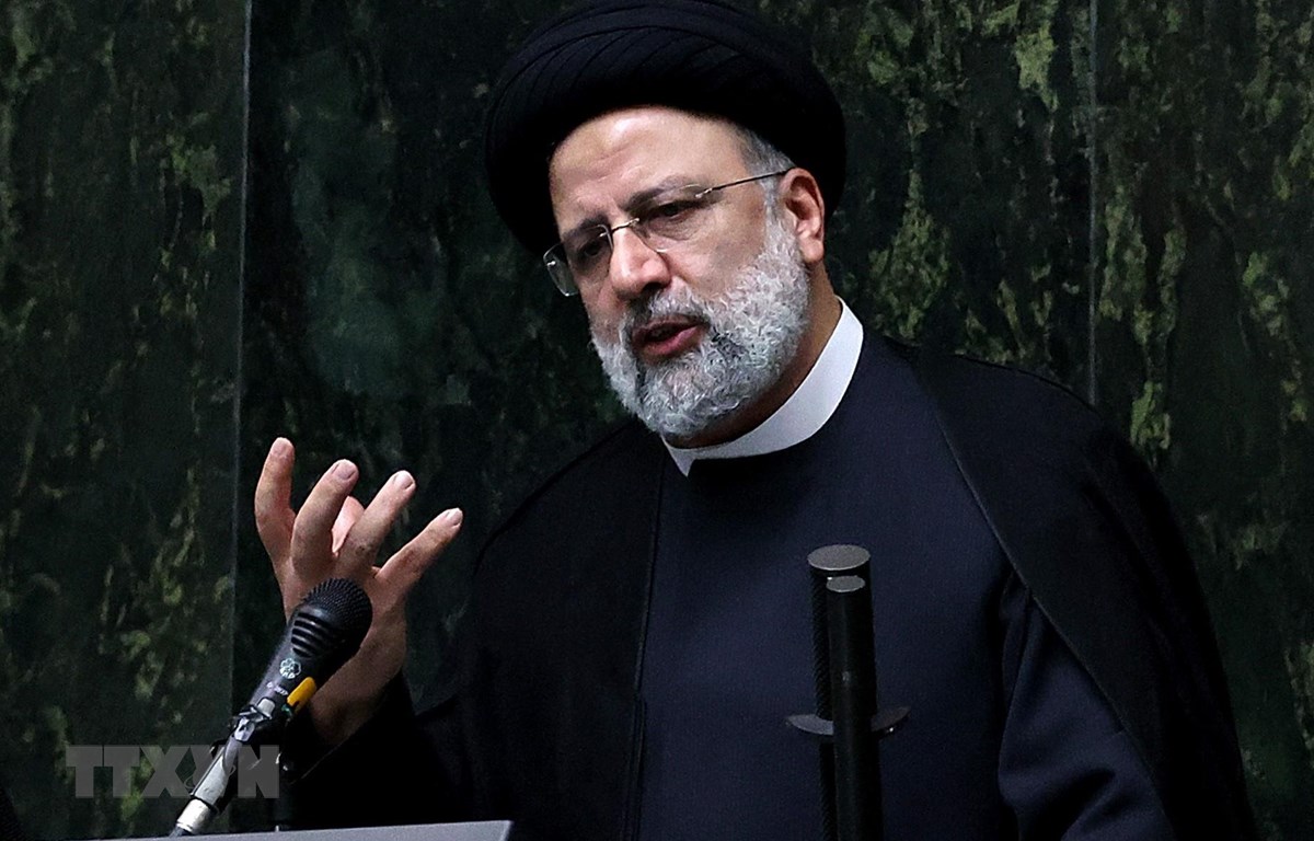Tổng thống Iran cam kết cải thiện kinh tế và cách ứng phó COVID-19 Tổng thống Ebrahim Raisi phát biểu tại phiên họp Quốc hội Iran ở Tehran, ngày 25-8-2021. (Ảnh: AFP/TTXVN)