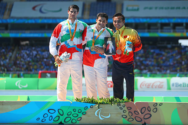 Cao Ngọc Hùng (phải) đã giành HCĐ nội dung ném lao nam ngồi hạng F57 tại Paralympic Rio 2016