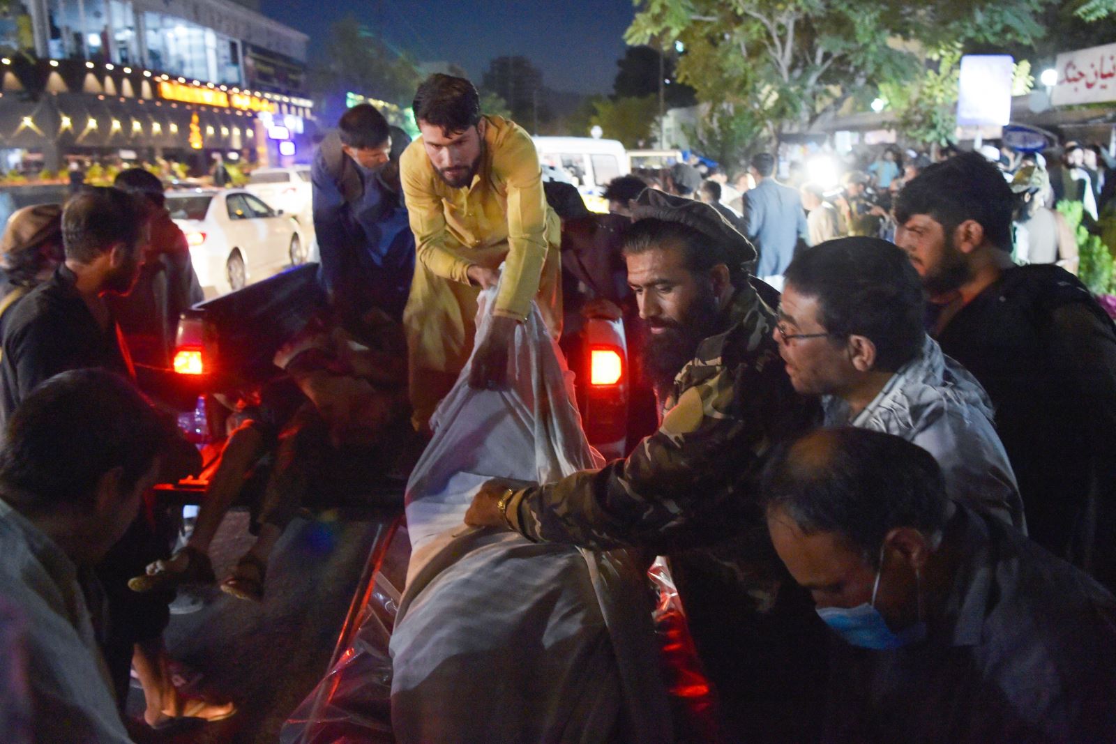 Chuyển thi thể nạn nhân thiệt mạng trong vụ tấn công ở sân bay Kabul, Afghanistan, ngày 26-8-2021. Ảnh: AFP/TTXVN