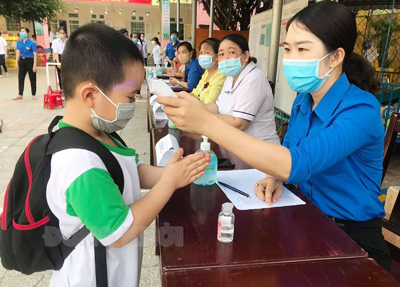 Xây dựng nhiều phương án tổ chức dạy và học sau khai giảng Đảm bảo biện pháp phòng dịch cho học sinh. (Ảnh chụp năm học 2020-2021)