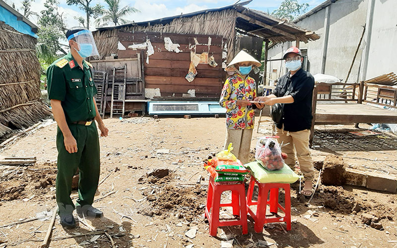 Phó chủ tịch Thường trực UBND tỉnh thăm, tặng quà lực lượng phòng, chống dịch Covid-19 Trao quà cho các gia đình bị thiệt hại lốc xoáy.