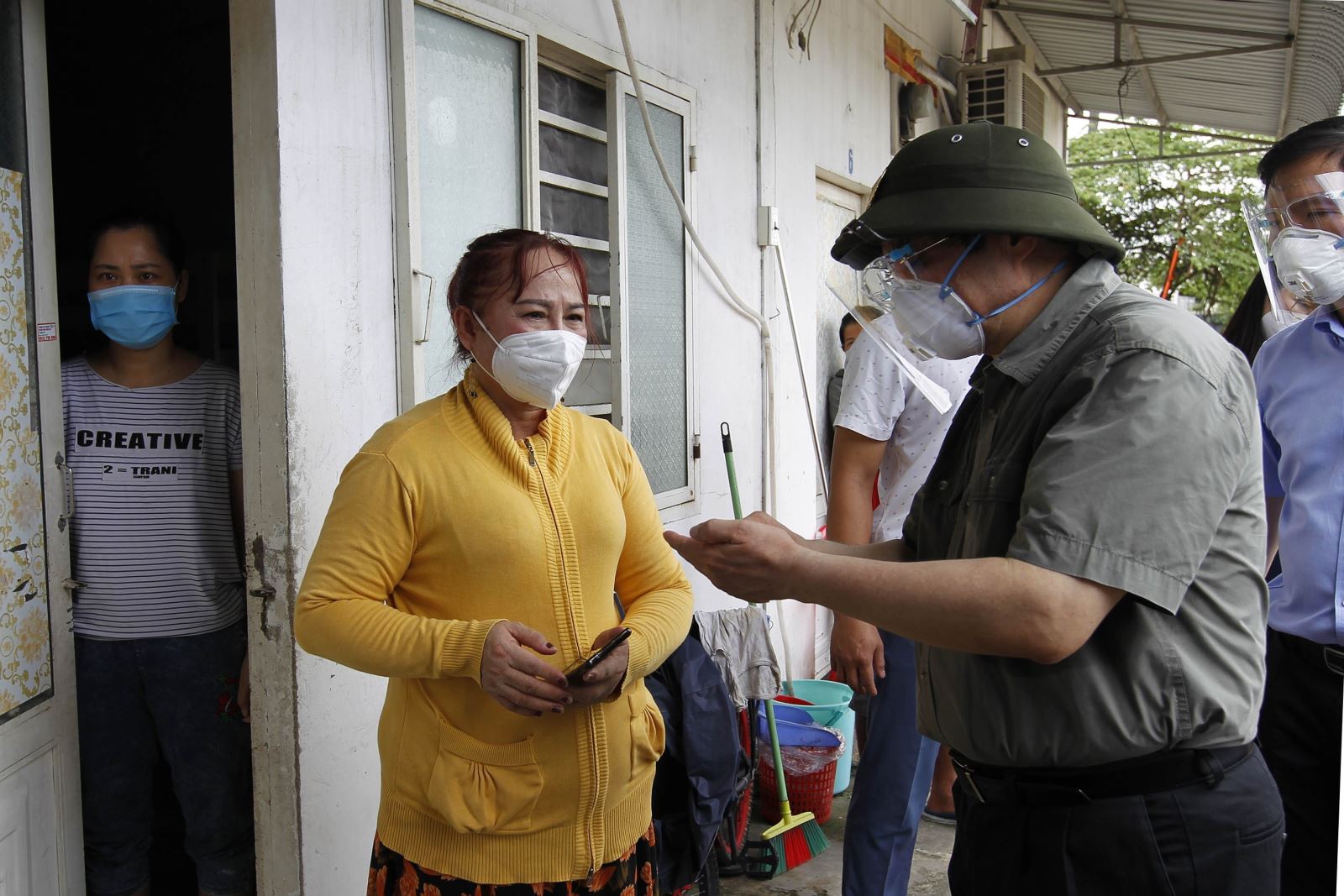 Thủ tướng Phạm Minh Chính chia sẻ với bà Nguyễn Trần Thị Phương, chủ nhà trọ 966 Nguyễn Thị Định, phường Cát Lái, thành phố Thủ Đức (TP Hồ Chí Minh) về việc hỗ trợ các nhu cầu của người lao động nghèo đang ở trọ bị ảnh hưởng dịch COVID-19. Ảnh: Thanh Vũ/TTXVN