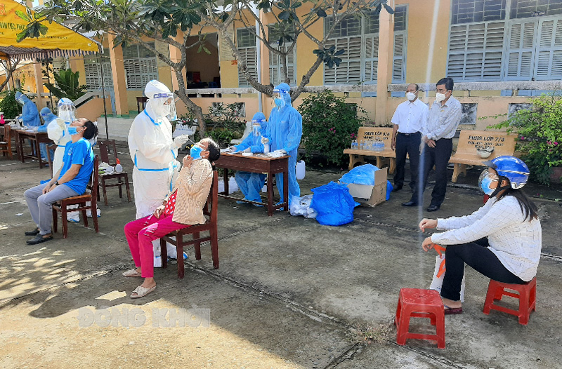 Kiểm tra công tác xét nghiệm sàng lọc SARS–CoV–2 tại xã Bình Thạnh. Ảnh: Văn Minh.