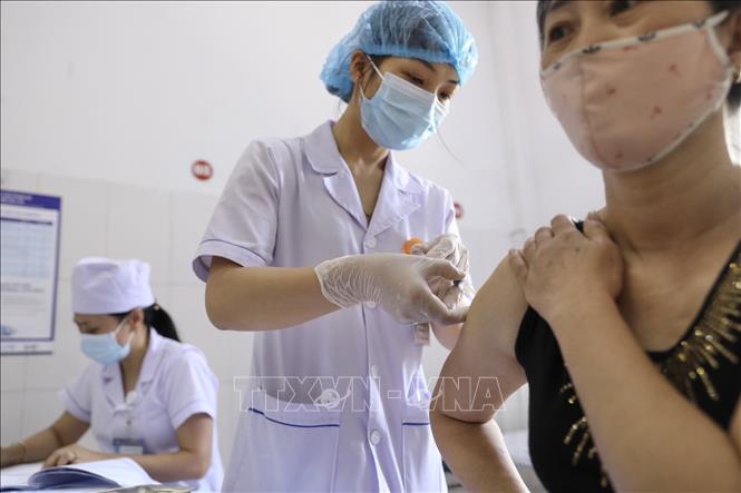 Tiêm thử nghiệm vaccine Nano Covax. Ảnh: TTXVN