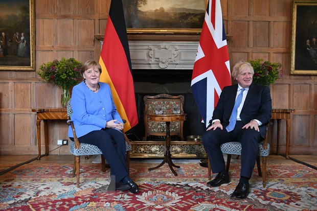 Anh, Đức thảo luận về cách tiếp cận chung của G7 đối với Taliban Thủ tướng Anh Boris Johnson và người đồng cấp Đức Angela Merkel trong cuộc gặp tại Buckinghamshire, Anh, ngày 2-7-2021. Ảnh: AFP/TTXVN