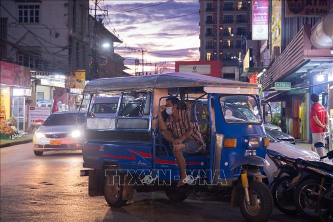 Tài xế xe Tuk-Tuk đeo khẩu trang phòng dịch COVID-19 tại Viêng Chăn, Lào, ngày 21-7-2021. Ảnh: THX/TTXVN