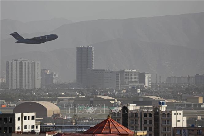 Máy bay của quân đội Mỹ cất cánh từ sân bay quân sự ở Kabul, Afghanistan, ngày 27-8-2021. Ảnh: AFP/TTXVN