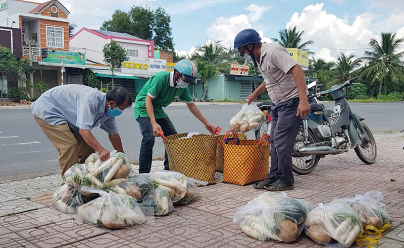 Chuyến xe “0 đồng” hỗ trợ rau củ quả cho hội viên nông dân xã Giao Long.