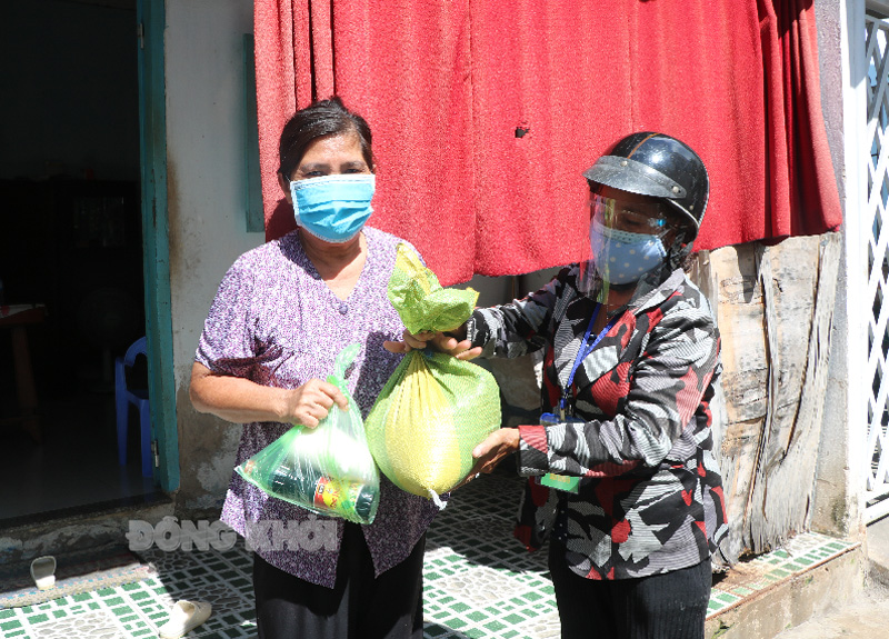 Tiến độ phân bổ gạo của TP. Bến Tre đến tay người dân Một hộ cận nghèo trên địa bàn phường An Hội nhận gạo hỗ trợ. Ảnh: T.Thảo.