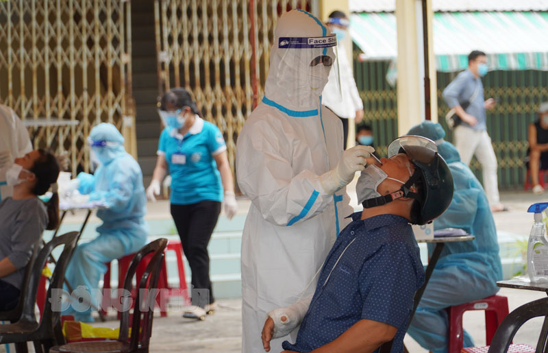 Đến 18 giờ ngày 28-8-2021, tỉnh không ghi nhận ca mắc Covid-19 mới Test nhanh sàng lọc Covid-19. Ảnh: Phan Hân