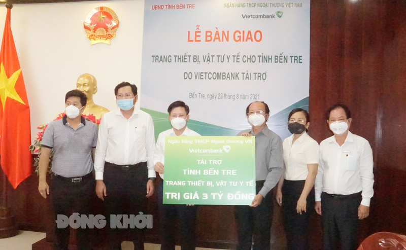 Đại diện Vietcombank trao tặng vật tư y tế cho tỉnh.