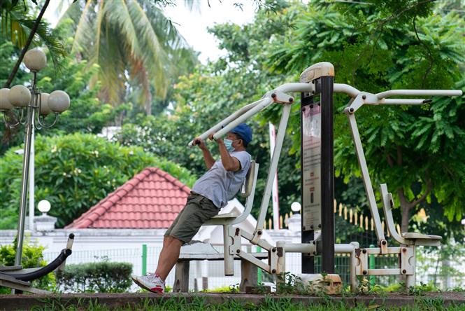 Người dân đeo khẩu trang phòng dịch COVID-19 tại Viêng Chăn, Lào, ngày 5/7/2021. Ảnh: THX/ TTXVN