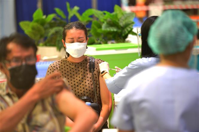 Nhân viên y tế tiêm vaccine ngừa COVID-19 cho người dân tại Bangkok, Thái Lan, ngày 23/8/2021. Ảnh: THX/ TTXVN