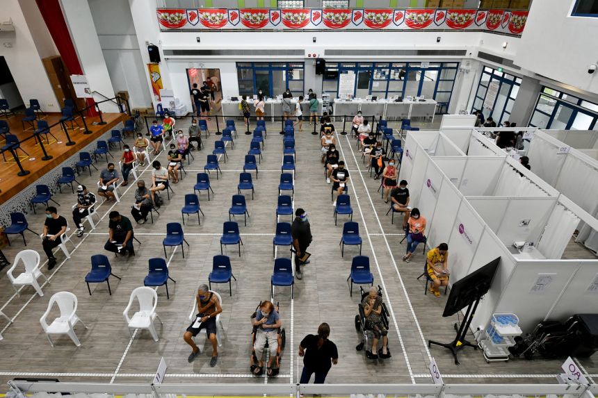 Một trung tâm tiêm chủng ở Singapore. Ảnh: Straits Times