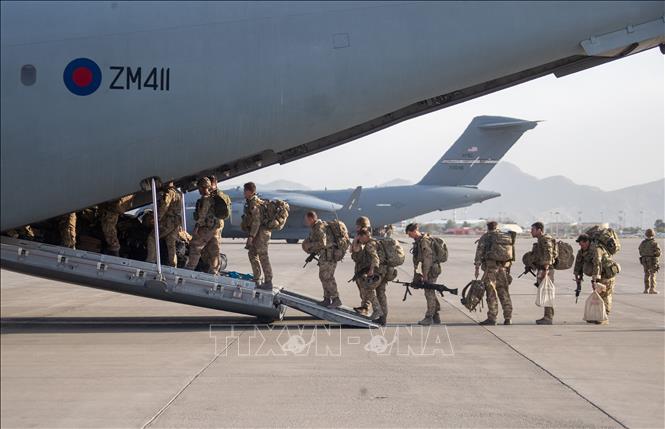 Taliban cho phép các nước tiếp tục chiến dịch sơ tán công dân sau ngày 31-8 Binh sĩ Anh lên máy bay A400M của Không lực Hoàng gia, chuẩn bị rời sân bay Kabul, Afghanistan, ngày 28-8-2021. Ảnh: AFP/TTXVN