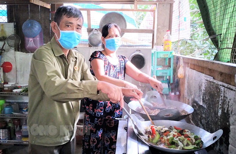 Ông Mười Phính nhiệt tình hỗ trợ công tác phòng chống dịch Covid-19 Vợ chồng ông Mười Phính tất bật chuẩn bị bữa ăn.