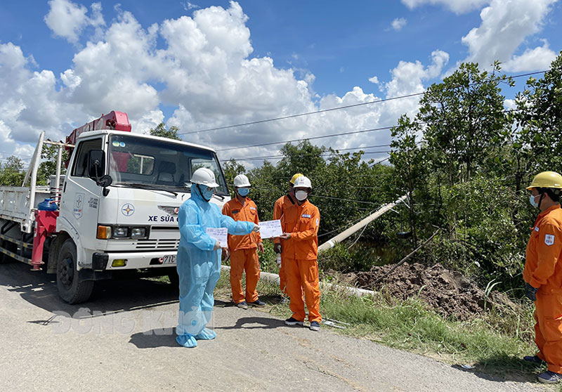 Ông Nguyễn Trọng Hoàng thăm hỏi, trao quà lực lượng tham gia khắc phục, sửa chữa lưới điện.