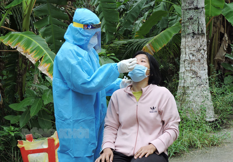 Xét nghiệm kháng nguyên SARS-CoV-2 trên diện rộng nhằm tách F0 ra khỏi cộng đồng trên địa bàn xã An Khánh.