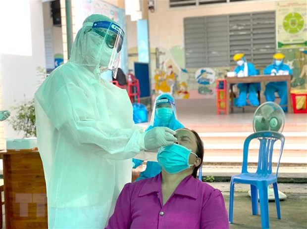 Thêm 12.663 ca mắc COVID-19, riêng TP. Hồ Chí Minh và Bình Dương có 10.371 ca Lực lượng y tế xét nghiệm sàng lọc COVID-19 cho người dân. Nguồn: TTXVN