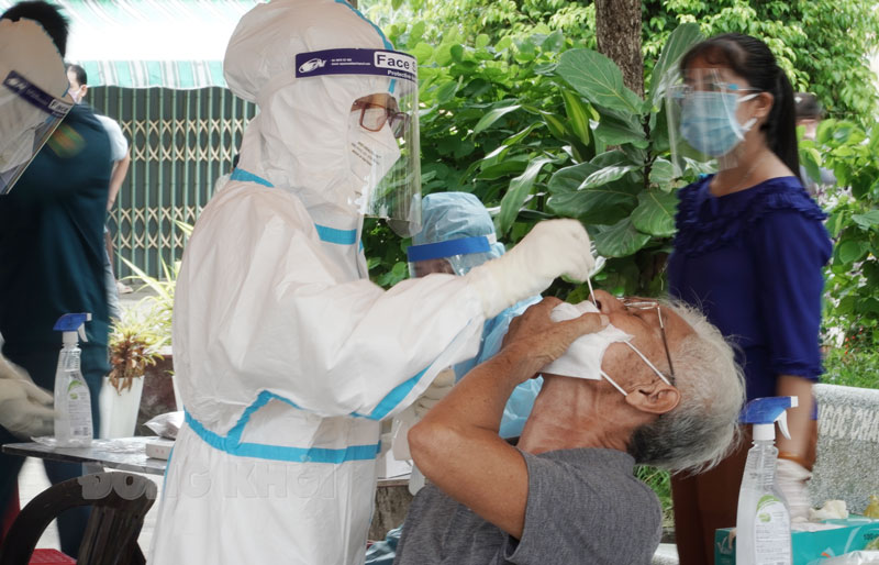 Test nhanh tầm soát Covid-19 tại cộng đồng.
