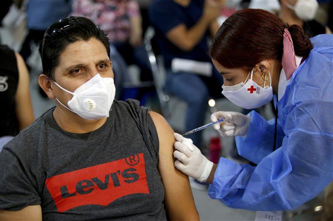 Một giáo viên được tiêm vaccine ngừa COVID-19 tại Guadalajara, Mexico ngày 28-4-2021. Ảnh: AFP/TTXVN