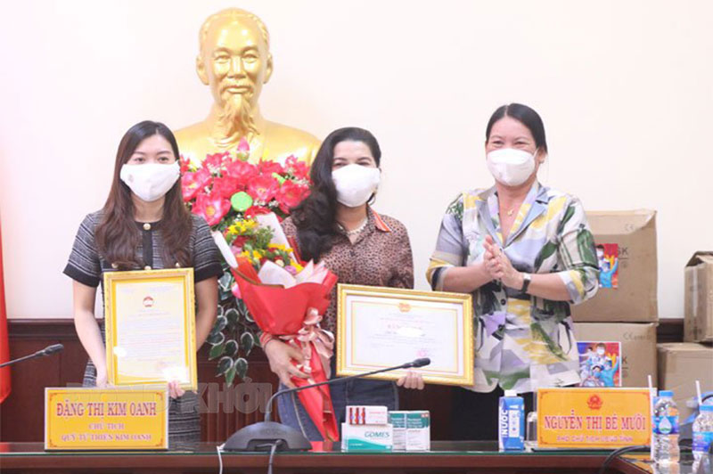Phó chủ tịch UBND tỉnh Nguyễn Thị Bé Mười trao thư và Bằng khen của UBND tỉnh cho nhà tài trợ.