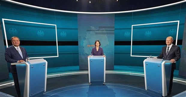 Các ứng cử viên thủ tướng Đức Armin Laschet, Annalena Baerbock và Olaf Scholz (theo thứ tự từ trái sang) tại cuộc tranh luận trực tiếp đầu tiên trên truyền hình ở Berlin, ngày 29-8-2021. Ảnh: AFP/TTXVN