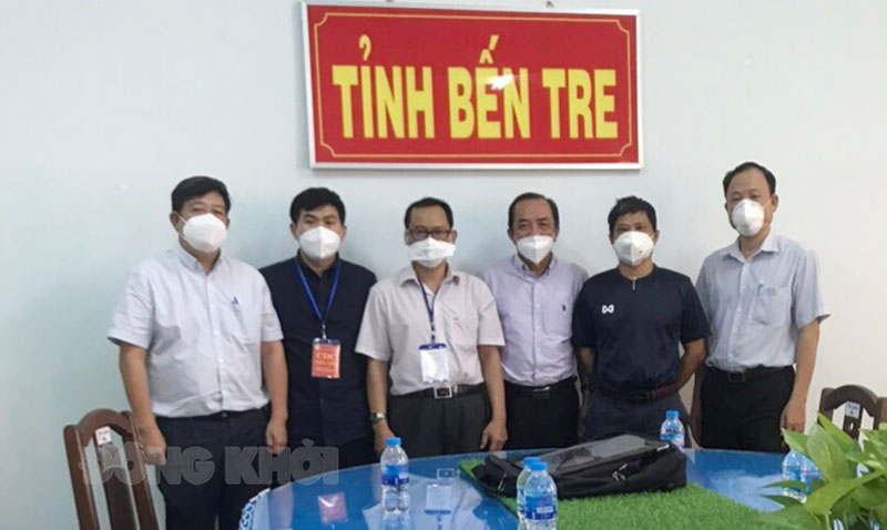 Bác sĩ Đặng Như Quang (thứ 2 từ phải qua) cùng nhóm điều trị trong ngày đầu làm việc tại tỉnh.
