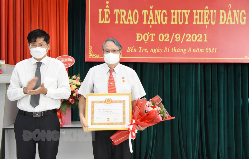 Trưởng ban Tuyên giáo Tỉnh ủy Cao Văn Dũng nhận Huy hiệu 30 năm tuổi Đảng. Ảnh: Thanh Đồng