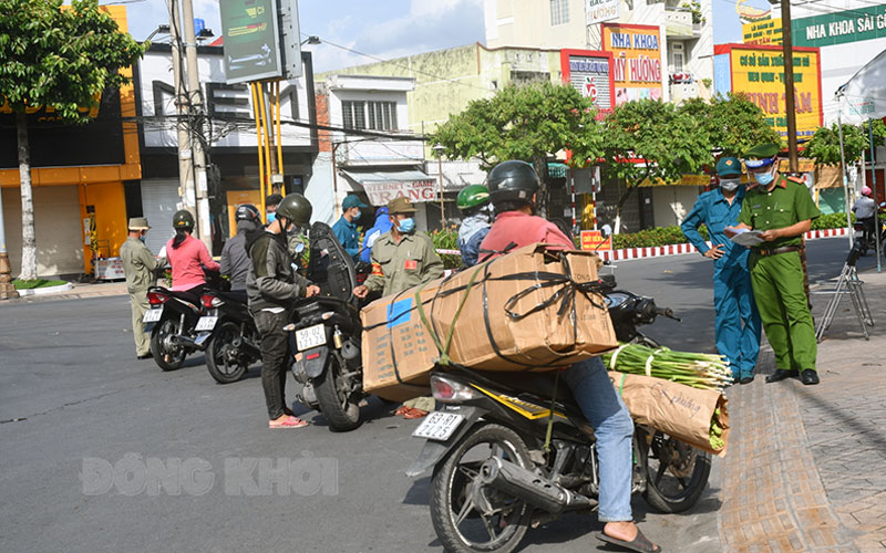 Lực lượng công an tham gia hỗ trợ phòng chống dịch tại các chốt kiểm soát dịch Covid-19.