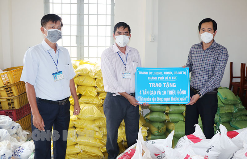 Hỗ trợ gạo cho người dân gặp khó khăn UBND xã Bình Phú tiếp nhận gạo do UBND TP. Bến Tre vận động trao tặng.