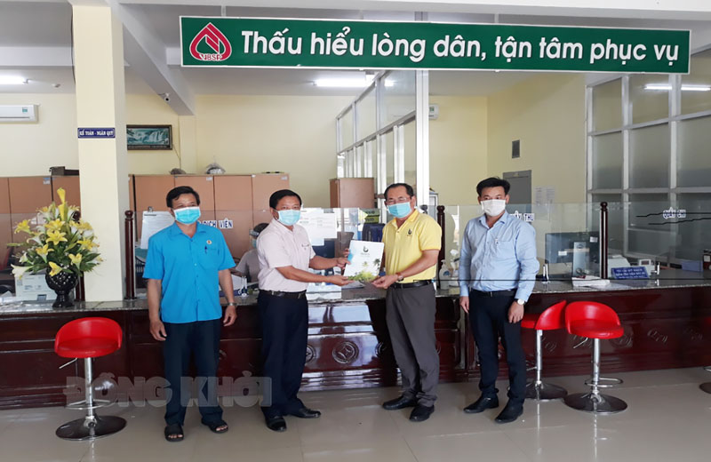 Cơ quan ngành huyện Mỏ Cày Bắc chứng kiến ký hợp đồng tín dụng vay vốn ngừng việc. Ảnh: Hiếu Trung