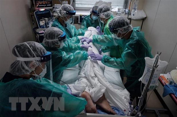 Nhân viên y tế điều trị cho bệnh nhân COVID-19 tại bệnh viện ở Yokohama, Nhật Bản, ngày 8-8-2021. Ảnh: AFP/ TTXVN