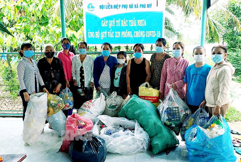 Phụ nữ xã Phú Mỹ hưởng ứng phong trào gây quỹ từ rác thải nhựa ủng hộ Quỹ vắc-xin phòng chống Covid-19.