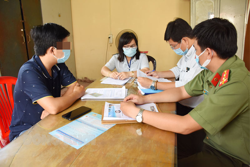 Làm việc đối tượng đăng tin sai sự thật về dịch bệnh Covid-19 ở xã Thanh Tân, huyện Mỏ Cày Bắc. Ảnh: H. Đăng