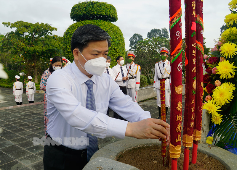 Ủy viên Trung ương Đảng - Bí thư Tỉnh ủy Lê Đức Thọ thắp hương tại đài liệt sĩ.