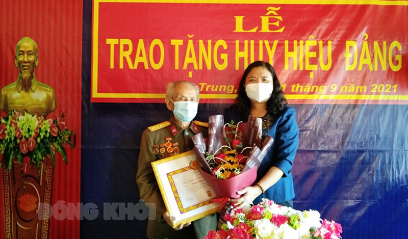 Phó bí thư Thường trực Tỉnh ủy - Chủ tịch HĐND tỉnh trao Huy hiệu Đảng cho đảng viên Nguyễn Thanh Phong. Minh Nhân.